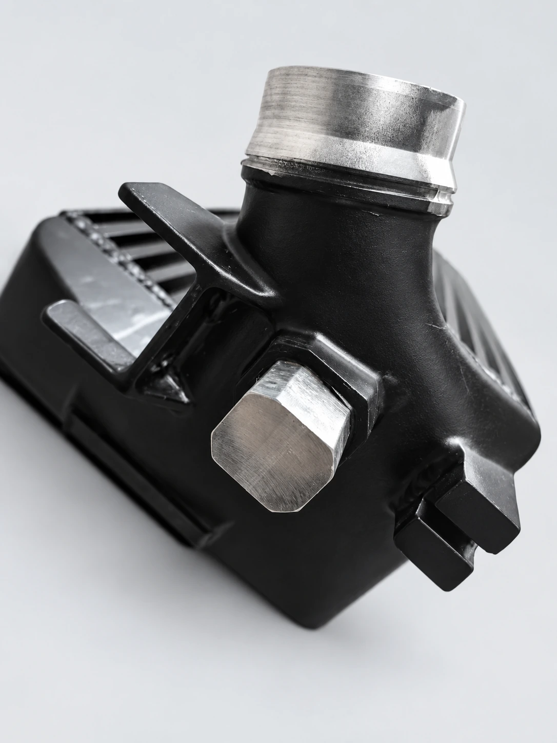 BMW G30 / G31 / G32 intercooler — opposite connection and mounting detail